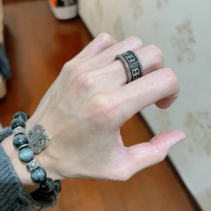 爆款原单货 新品 巴黎世家戒指 Balenciaga戒指专柜一致巴黎世家戒指火爆款出货 设计独特 简单大气 男女都可以佩戴 复古细节复刻 码数美码:7 8 9