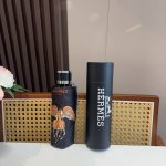 Herm S 爱马仕 新款 五折伞 热卖款 时尚指数爆表 不论晴天雨天使用都相得益彰 拥有它感受风从身体经过的感觉 留下沁人的芬芳 时尚达人必备哦 原单代工级品