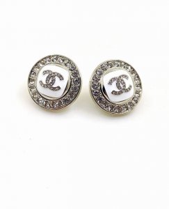 Chanel 最新款白金圆形白Cc耳钉 一致Zp黄铜材质