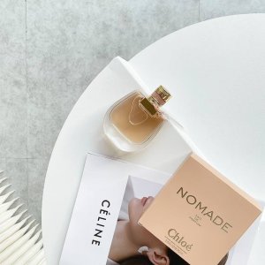 专柜品质 Chloe蔻依新款小猪包Nomade女士香水75Ml！瓶身外形灵感来自人气小猪包Drew Bag,整体色系也呼应Chloe的经典色胭红粉去呈现现代女性