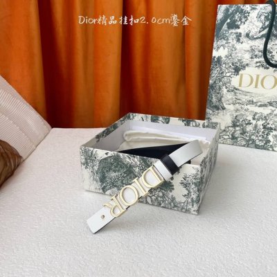 Dior这款腰带采用双面设计 搭配可拆卸腰带扣 采用光滑牛皮材质精心制作 双面可用 搭配富有光泽的金色饰金属Dior腰带扣 突显腰部曲线 彰显优雅气质 可与牛仔