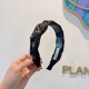 配包装P60 prada （普拉达） 新款潮流发箍。气质女神必备单品。非常百搭，时尚潮流， 戴上它满满的高大上。
