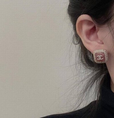 Chanel 方糖满钻耳钉，糖果色超级百搭 设计非常精美没有多余复杂夸张的元素颜色搭配非常年轻俏皮Blingbling超好看