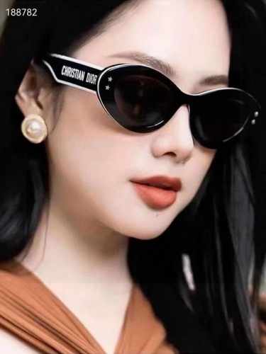 Dior 迪奥 猫眼时尚女款墨镜 经典双色拼搭 ~正面饰以金色饰面星星五金 醋酸纤维镜腿，饰以 Christian Dior”标志 右侧镜腿内侧饰以金色“Chr
