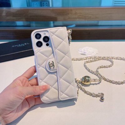 Chanel香奈儿火爆时尚圈的手机壳 专柜同款链条双C小金球可调节链条长度 鱼子酱皮菱格车线翻盖插卡 时尚潮流必备 iphone16系列更新 型号 为了不出现报