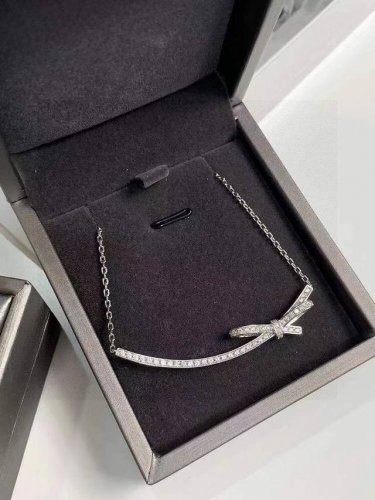 chanel 小香 家 的蝴蝶结 项链 香奶奶家高级珠宝系列 专柜很火爆 非常Nice 精致别致 上身美美哒 18K金材质 镶嵌高碳钻 背面方孔设计 最大限度释