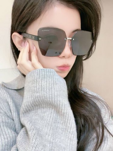 香奈儿 2025开春新款 潮流爆款 时尚方框太阳镜 高品质 佩戴舒适 网红潮款墨镜 女士高清加厚偏光太阳镜 高品质Tr镜框 型号：Ch2550