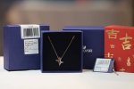 Swarovski 玫瑰金几何星星 锁骨项链 戴上这款典雅清新的镀玫瑰金色项链，展现您的星级魅力。星星装饰象征希望及梦想，加上抢眼夺目的透明色Swarovski