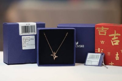 Swarovski 玫瑰金几何星星 锁骨项链 戴上这款典雅清新的镀玫瑰金色项链，展现您的星级魅力。星星装饰象征希望及梦想，加上抢眼夺目的透明色Swarovski