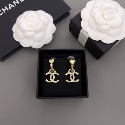 我们出品 香爱心吊C耳钩 ZP5300 美到冒爱心泡泡23最新款现Huo绝美必冲款 超级精致 爱心非常有立体感 金色简约高级 非常有Vintage的味道 镂空设