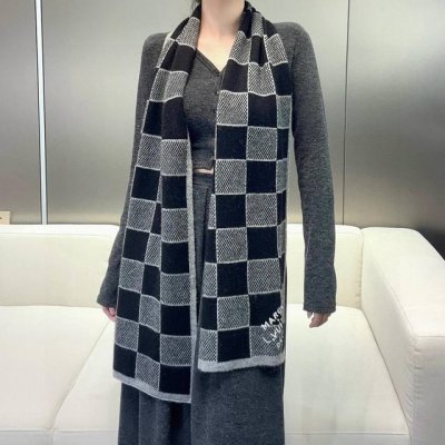 Lv 年最新棋盘格元素情侣款现在晒图的还比较少 刚出的新款 等再过几周马上会刷爆了凹造型又保暖Lv最新秋冬款 相信我 真心是温暖大绵羊 品质无敌赞 采用羊绒羊毛