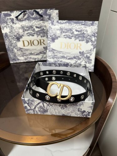 di0R 30 Montaigne 腰带 17 毫米黑色牛皮革 这款 30 Montaigne 腰带是二零二五早春成衣系列新品，以摩登优雅的风格重新演绎 Dio