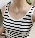 香奈儿Chanel最新款项链超个性，百搭款特别特别赞，整体细节非常令人惊喜，设计感十足，不仅带出个人自信及品味，款式典雅而时尚，突显法式高雅气息，加上一丝不苟的