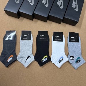 特 Nike 耐克永远的经典永远的精梳棉材质，透气吸汗柔软舒适，上脚非常Nice商务风潮，送领导送长辈首选 一盒五双