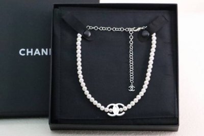 新款推荐 Chanel 25C贝壳白珍珠锁骨项链 Chanel这一季最值得入手的项链，好久没见到美到心巴的珍珠Chocker了，泛着淡淡的贝壳色，双C是有点波纹