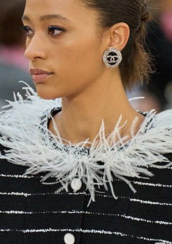 Chanel香奈儿官网25S新款春夏耳环上身图合 香奈儿官网饰品耳环有上新啦这次25春夏新款耳环系列设计都好高级 主要以银色系为主 再搭配满钻好高级好时髦 有你