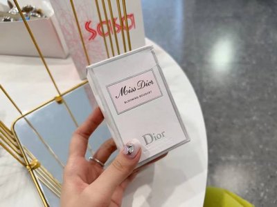 专柜品质 Dior 迪奥香水小姐花漾甜心淡香氛 人生的第一瓶香水，这款香水当时是盲买的，觉得味道很清香才选择入手的，花果香调，甜而不腻，宛如一个初出的少女 香调