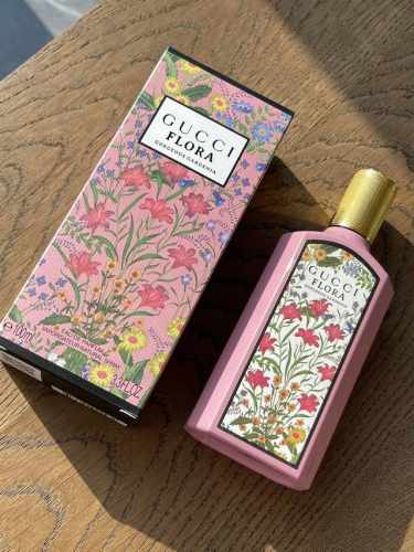 专柜品质 前调 梨花 茉莉 中调 红糖 后调 栀子花 广藿香 我很爱这个味道 甜而不腻 掺杂着栀子花花瓣的味道 清新纯欲 味道也不会很冲 非常女性的一款香水 留