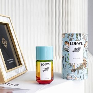 高品质/150 罗意威伊维萨岛的滨海假日淡香水50Ml 灵感来自海岛上的假日，外观像一杯彩虹色的鸡尾酒，开篇是充满绿意和水汽的植物气息，椰子水的加入让这支香变得