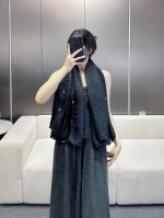 最牛版精致重磅 细节感真心牛 Lv专柜限量金属老花饰扣 纯手工金线卷边披肩 这个卷边超级费工时 熟练的老工人一天都只能做一两条条 一般的工人根本做不来 没错 真