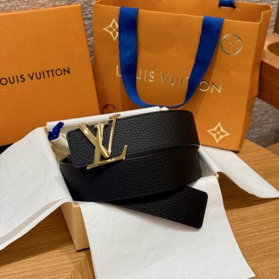 驴家新款男士双面腰带 奢华款现代Taurillon 皮革 ，饰以雅致大方的标志性受字母，柔软结实的皮带，可搭配从礼服到休闲装各种服饰。 宽度4.0Cm 代购版本