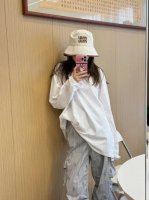 在Miu买到了本命帽子 渔夫帽最能看出一款帽子的版型好坏 帽型真的可 戴上就脱不下来 百搭又经典 搭啥都不违和