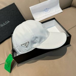 火爆倒三角四色 Prada 普拉达 经典原单棒球帽， 经典倒三角金属Logo，专柜1:1开模订制，原版牛津布料+头层牛皮，轻盈透气！质量超赞，基础头围56，贴片