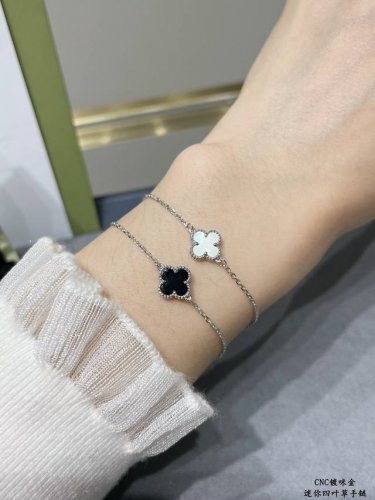 V金镀咪金 Vca Cleef&Arpels 迷你高级黑玛瑙四叶草手链四叶草 此系列设计灵动 线条流畅 易于佩戴 展现无限搭配的可能 为每一位女性的生活带来丰富