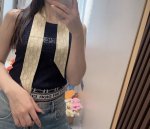60新款这款 迪奥Montaigne Mitzah 发带丝巾从标志性的 Dior 精品店地址汲取灵感，老花字母配条纹的款式经典，造型修长，两端尖角设计，背面饰以