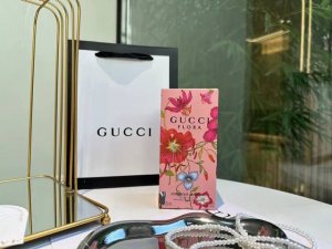 专柜品质 春夏少女栀子花香水，谁能抵住这诱惑 这款Gucci香水无论是包装还是香味都瞬间让我有了想掏钱的想法！栀子花是作为一个甜美女郎的诠释，这款香水前调是红梅