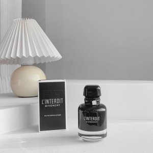 专柜品质 .新品纪梵希禁忌黑瓶 注定被铭记的爱情 纪梵希的香水算是我很少分享的香水，但这一瓶禁忌Intense版真的是颜值长在了我的审美上，香味也不错哟~如果喜