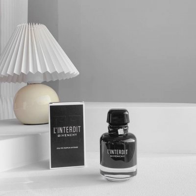 专柜品质 .新品纪梵希禁忌黑瓶 注定被铭记的爱情 纪梵希的香水算是我很少分享的香水，但这一瓶禁忌Intense版真的是颜值长在了我的审美上，香味也不错哟~如果喜