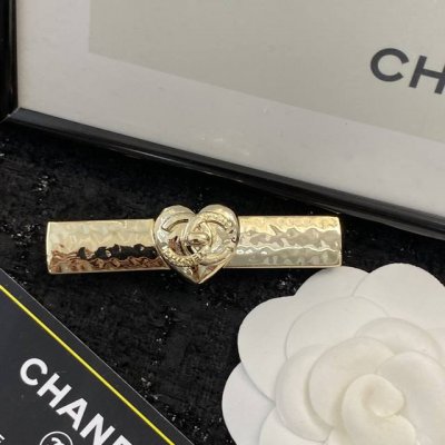 香奈儿发夹热销款热上新 Chanel22C中古爱心发夹 爱心的表面是“双C”的书包扣浮雕 双C的浮雕上刻了“Chanel paris”的浮雕，很有层次感 很精致