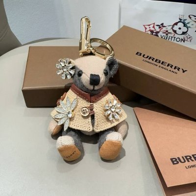Burberry代工厂p小熊挂件，巴宝莉钻扣熊钥匙扣包包挂件 温柔到心里 内部填充物与专柜一致，手感真的很赞五金扣全部采用电镀工艺，小熊站立大约12.5Cm 市