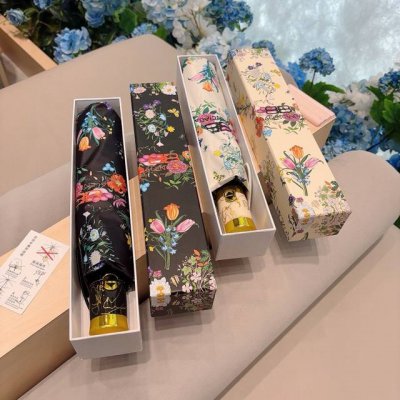 巴黎世家 Balenciaga 新款三折自动折叠晴雨伞 火爆来袭 夏日里的小清新 高效阻隔紫外线涂层 有伞随行 晴雨无优～2色可选！