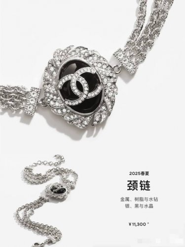 chanel香奈儿官网25S新款春夏项链手链香奈儿官网饰品有上新啦这次25春夏新款项链手链系列设计都好高级，主要以银色系为主，再搭配满钻好高级好时髦，有你喜欢的