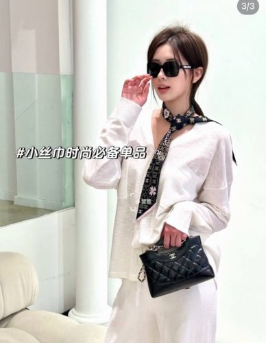 香奈儿Twilly小丝巾来了 Chanel 星光字母 名副其实的小可爱 人手三条闭眼收 我都不拦着 n久都没有见过这么好看的Twilly 真的是真香本香了 凹造