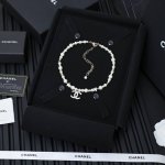 Chanel星星珍珠双C吊坠珍珠项链 爆款绝美的珍珠项链。大小不同尺寸的珍珠排列搭配金属配件和星星点缀，经典的双C元素搭配施华洛水晶钻 Bling Bling，