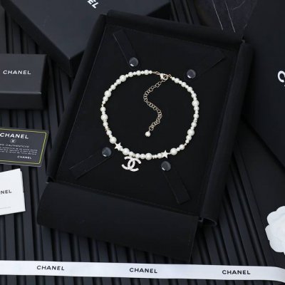 Chanel星星珍珠双C吊坠珍珠项链 爆款绝美的珍珠项链。大小不同尺寸的珍珠排列搭配金属配件和星星点缀，经典的双C元素搭配施华洛水晶钻 Bling Bling，