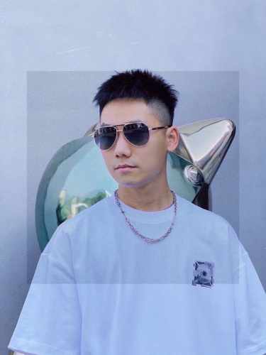 新款品牌：卡地亚Cartier原单品质男士女士同款偏光太阳镜 材质：高清尼龙镜片、金属合金Logo镜腿。看细节就知道大师手工制作设计，做工精致，高端大气，适合男