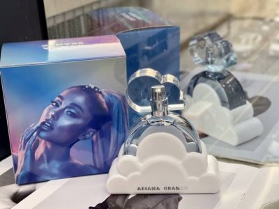 专柜品质 A妹爱莉安娜 格兰德白云朵女士香水100Ml Ariana Grande Cloud,2018 品牌:爱莉安娜 格兰德 香调:花果香美食调 前调:香柠