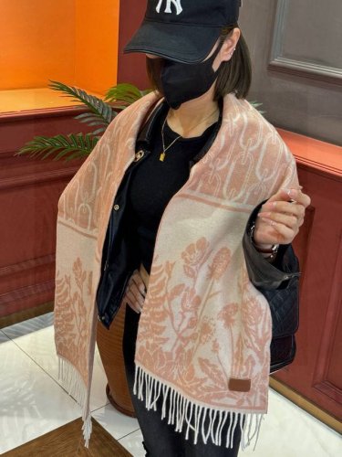 爱马仕巴黎时装展商务男士女士羊绒围巾代工厂P臻选上乘的超细羊绒纤维 进行纯手工精梳处理 耗时耗力 再以清泉水浸泡涤荡 使羊绒纤维呈现出独特的蓬松质感 手感才如此