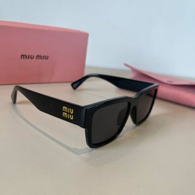 Miumiu太阳墨镜超显脸小的墨镜 Miumiu 开春新品 大方框墨镜 独立字母嵌钻 高品质值得拥有 Mod: Smuo7S Size : 54-20-140