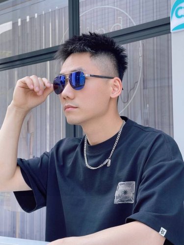 新款牛货品牌：普拉达Prada 高品质男士女士原单太阳镜 材质：高清尼龙镜片、超轻超有弹性镜腿.戴上超轻，不压鼻，入手超赞 编号：8