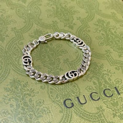 最新出炉 Gucci古驰手链最新款的经典款 精致无论款式 质感 都是绝对的顶尖Feel 只要看一眼就懂了 原版Logo 超 Nice 搭配衣服最佳的选择，男女同