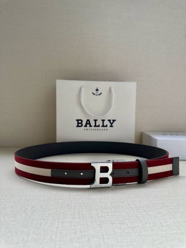 特P210 Bally(巴利) 专柜同款 宽3.4这款选用面皮搭布条 反面进口牛皮精制而成 正面金属搭扣，简约百搭 可调式长度可轻松匹配完美尺寸