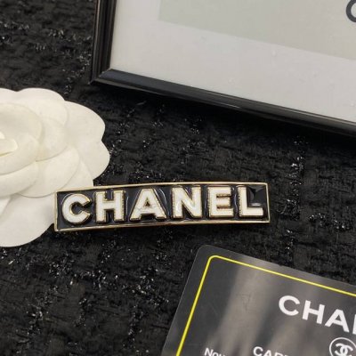 编码H479 香奈儿发夹热销款火爆上新 Chanel珐琅字母发夹 设计简单耐看且百搭还有点小复古 日常通勤皆