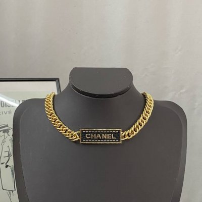 香奈儿项链热销款爆上新一致Zp 专柜同步 chan 23 皮纹长方块字母Choker 复古金边 粗金链条 帅气朋克风 上身超酷