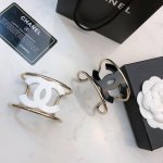 Chanel手镯 时髦精致的24新款手镯来啦 妥妥的时髦精必备好吗 又甜又飒的Chanel手镯终于来了 人间富贵花 谁带谁好看 黑金元素 都有欸 低调中带着奢华