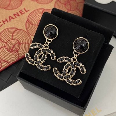Chane 香 玛瑙黑色穿皮双C耳钉 金高银同款最新系列 Huo！本季必入爆款最最最经典的穿皮系列，酷帅不羁中带着复古的经典浓金色双C Logo+穿皮，一如既往